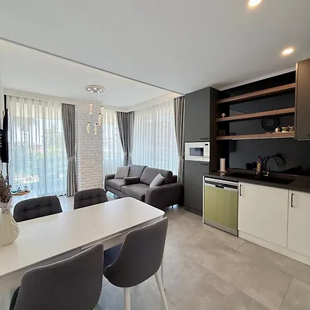 Sa Apartments! 150m To The Cleopatra דירה