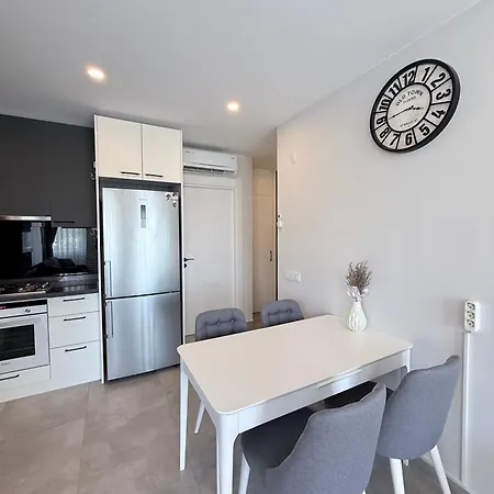 Sa Apartments! 150m To The Cleopatra דירה